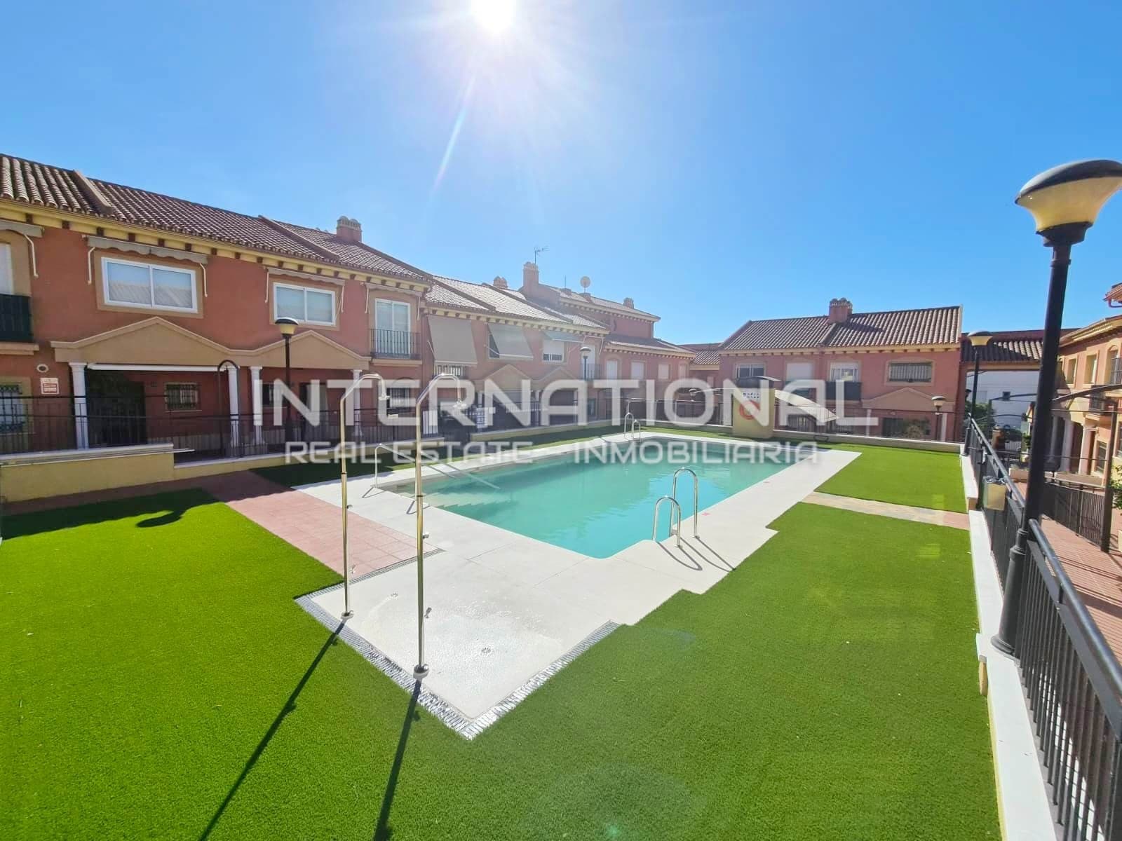 Espectacular chalet adosado en Chilches Costa: luz, amplitud y calidad de vida junto al Mediterráneo