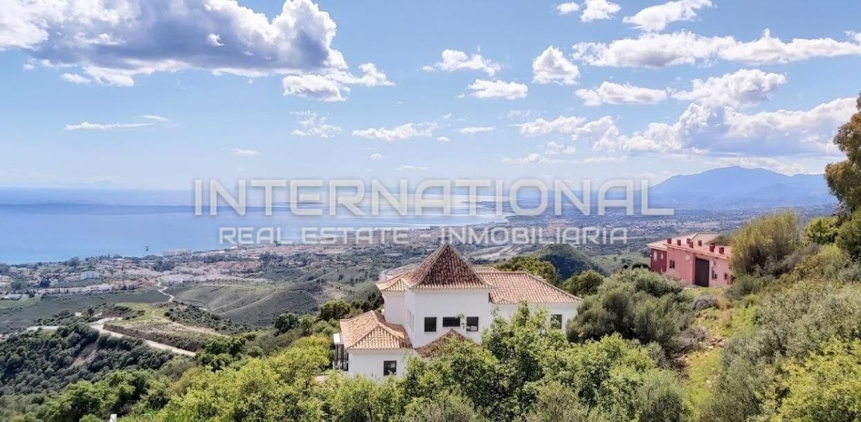 EXLUSIVO TERRENO CON PROYECTO DE VILLA EN MARBELLA, MÁLAGA