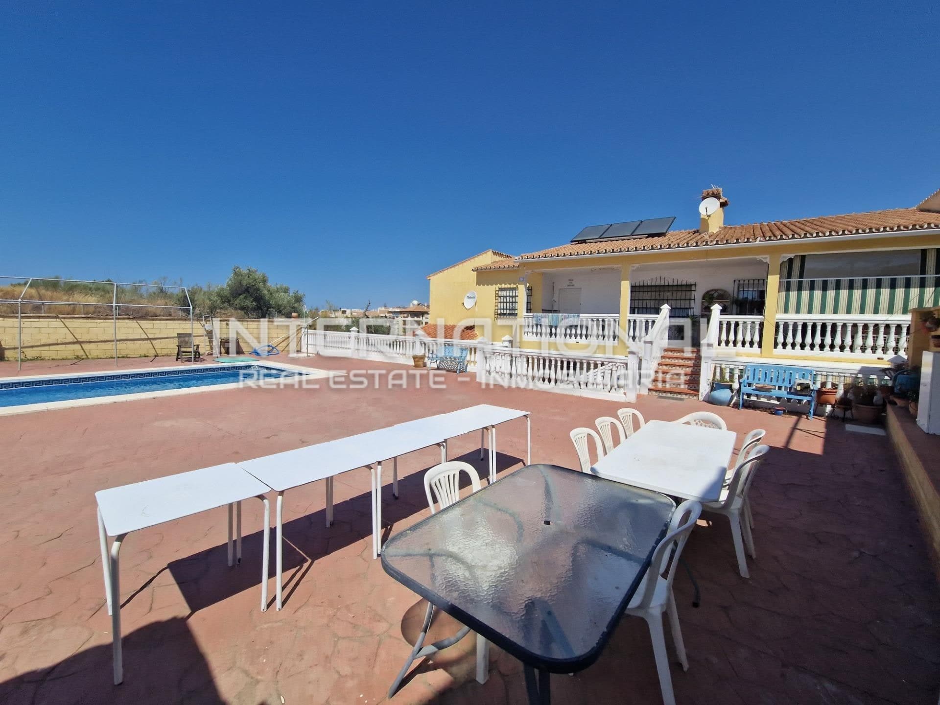 Espléndida Oportunidad de Inversión en Torre de Benagalbón: Amplia Propiedad con Chalets Independien