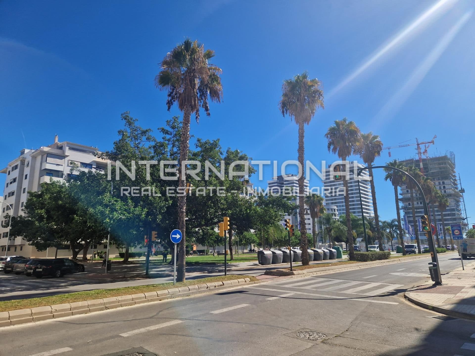 ¡Venta de Plaza de Aparcamiento Amplia al lado del Paseo Marítimo Antonio Banderas en Málaga!