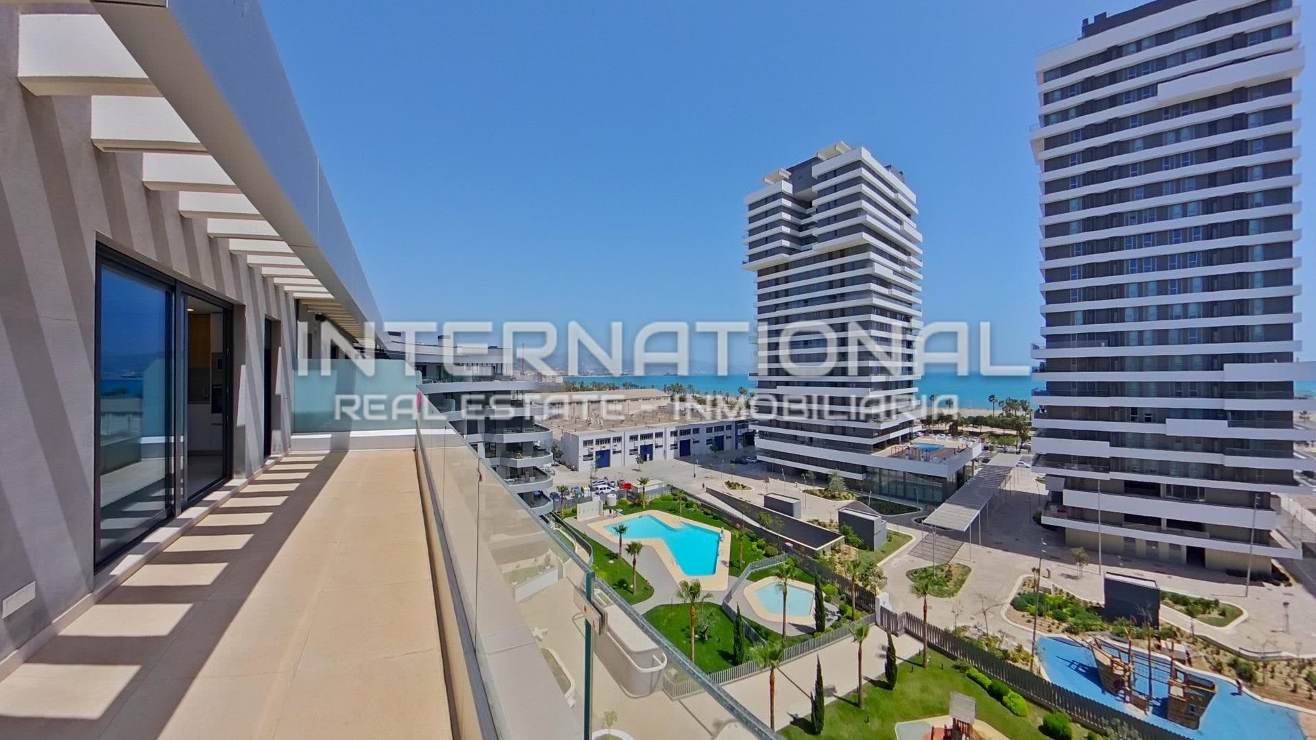 EXLUSIVO ÁTICO CON TERRAZA Y VISTAS AL MAR EN RESIDENCIAL HALIA, MÁLAGA