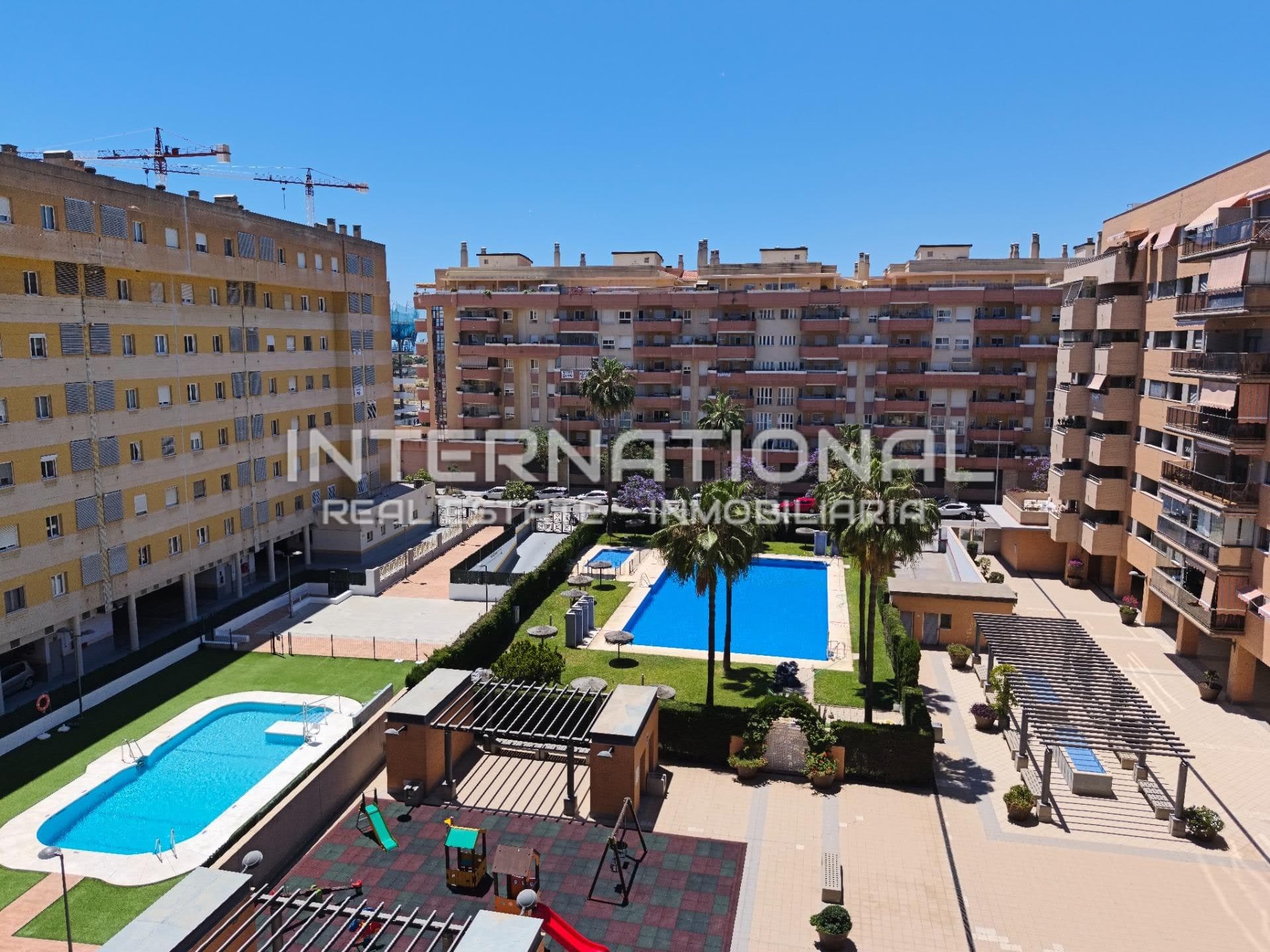 PISO DE 3 DORMITORIOS, 2 BAÑOS, PARKING Y TRASTERO EN PARQUE LITORAL, MÁLAGA.