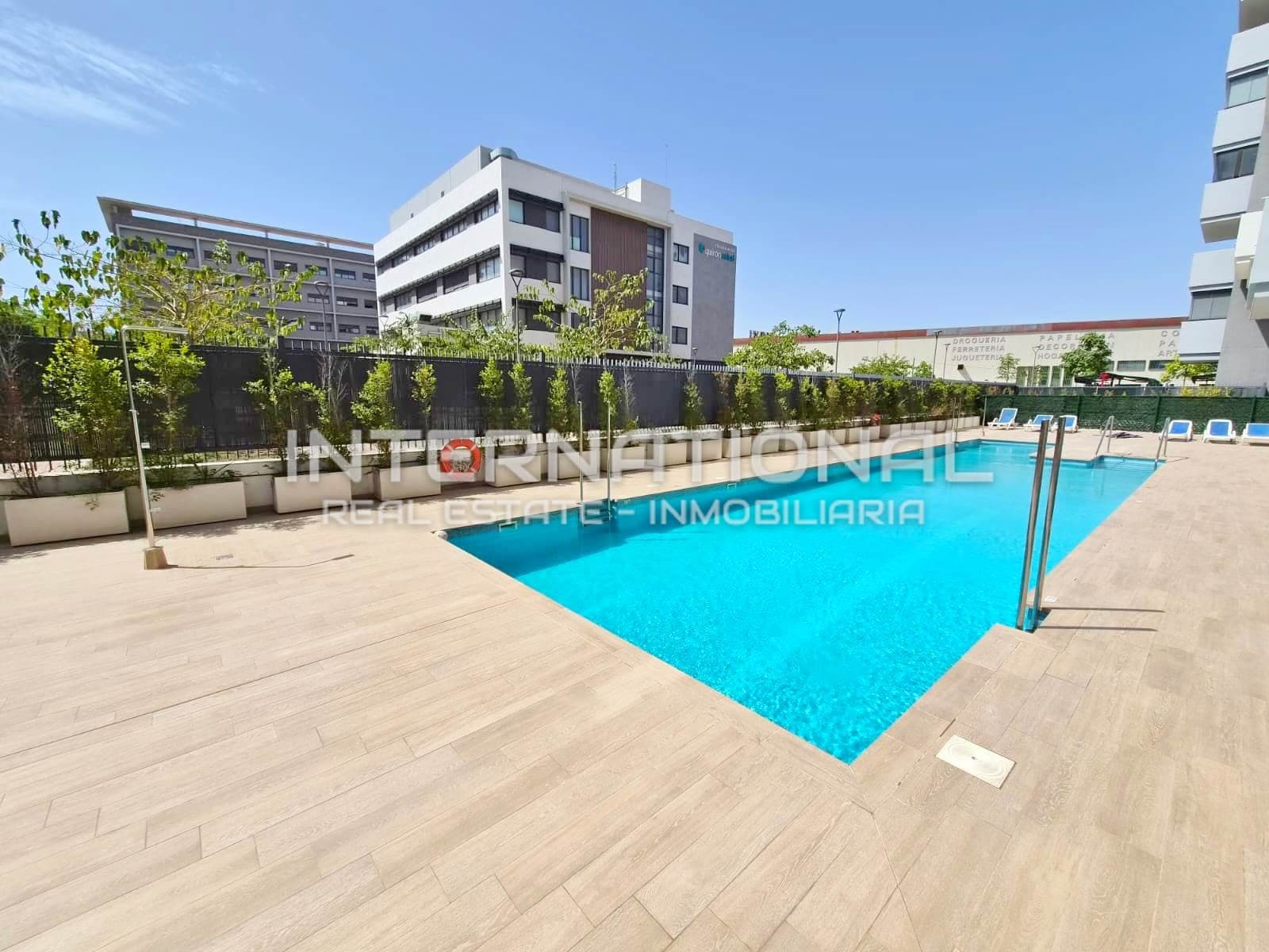 Exclusivo piso con terraza, garaje, trastero y piscina en Parque Litoral