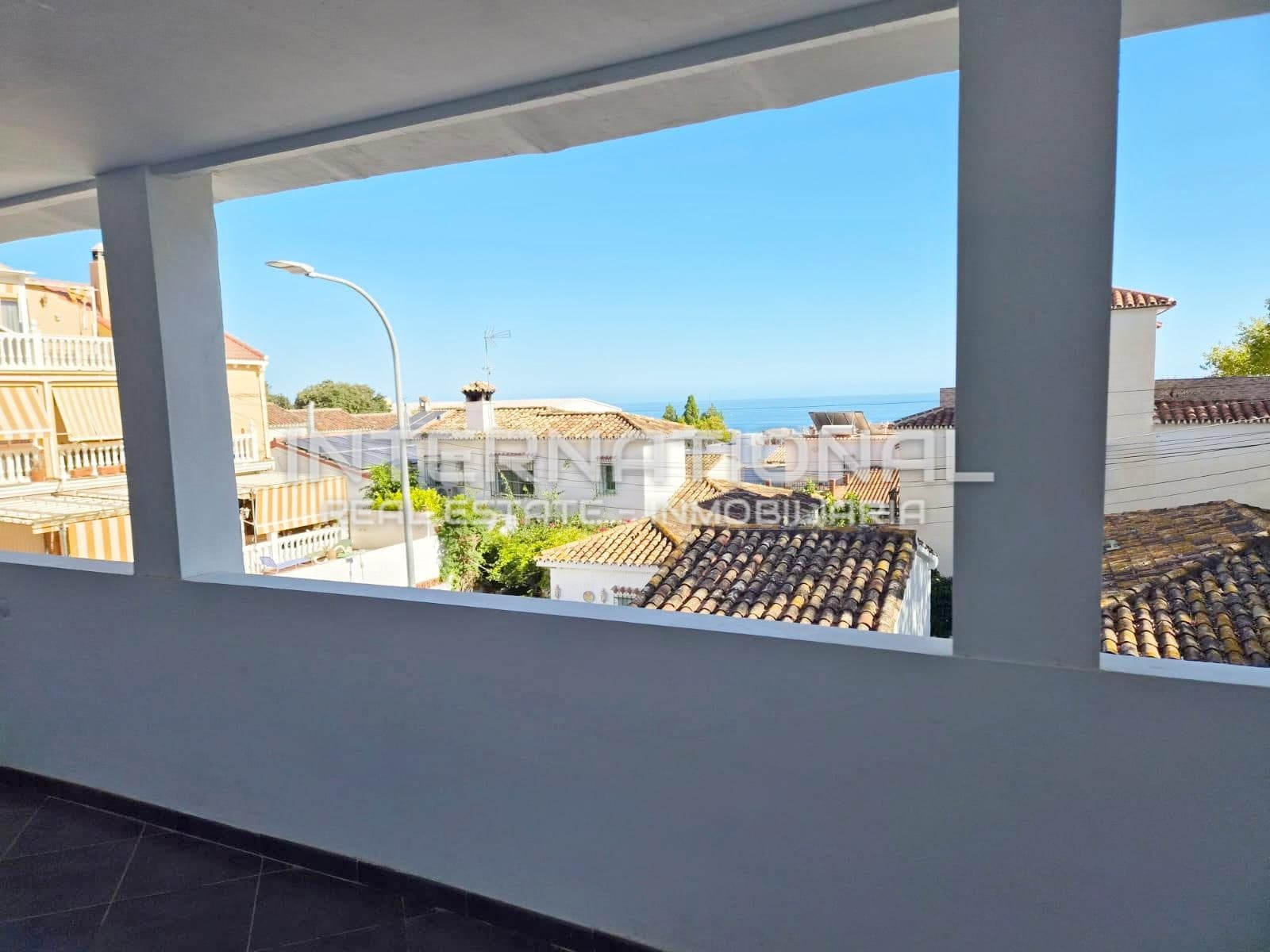 Casa independiente reformada con terraza y vistas al mar en Arroyo de la Miel