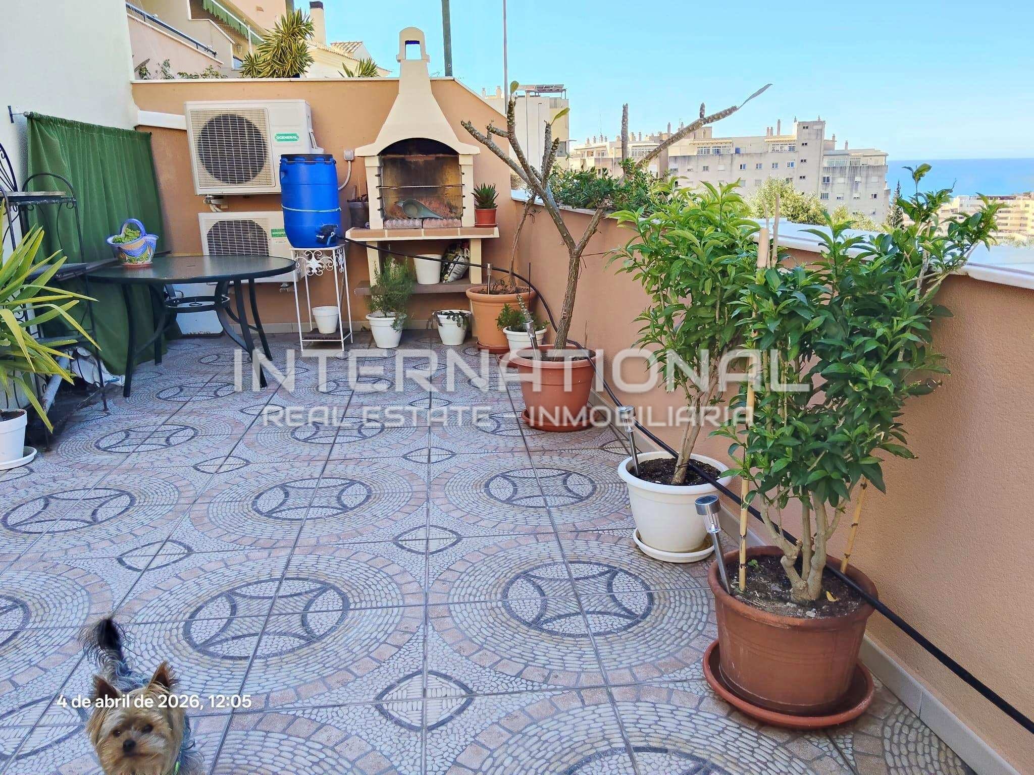 Espectacular piso con terraza, barbacoa, 2 garajes y piscina a 400 m de la playa