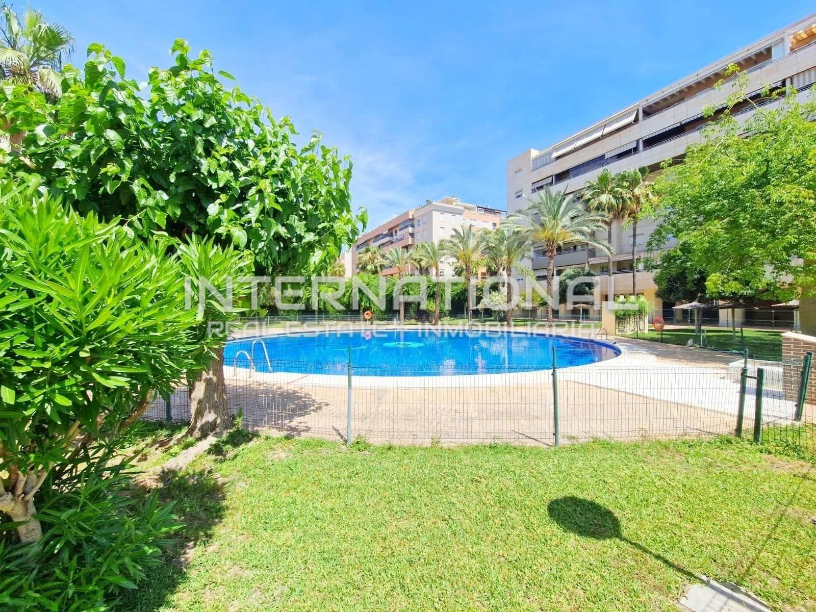 Exclusivo piso en esquina con una gran terraza y vistas panorámicas al mar en Paseo Marítimo Antonio Banderas