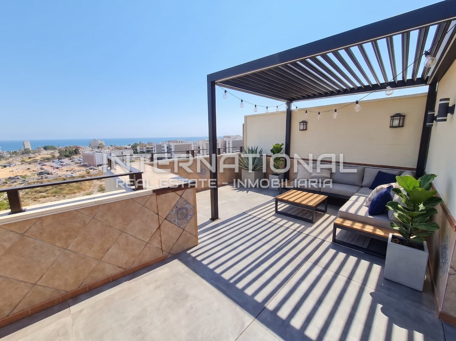 Exclusivo Ático Dúplex con Vistas Frontales al Mar, Amplias Terrazas y Solárium Privado en Parque Litoral
