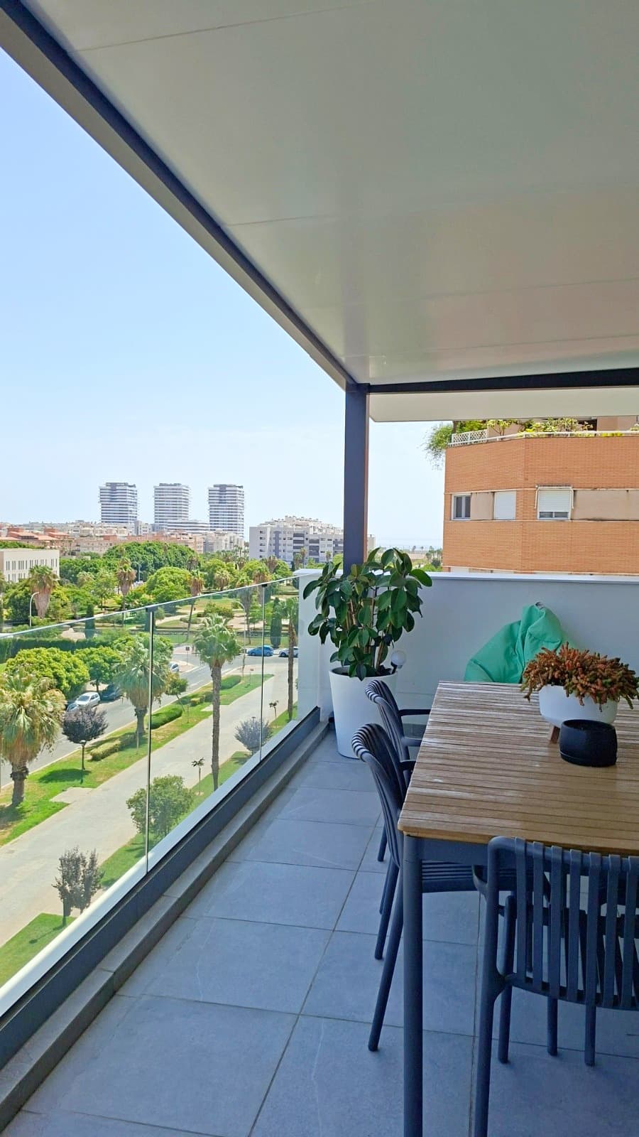 Exclusivo piso entregado en 2023 con terraza, garaje, trastero y piscina en Parque Litoral